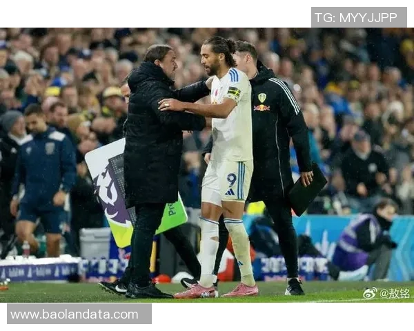 勒温破门前利兹联10人短传撕破防线:一场令人窒息的战术艺术